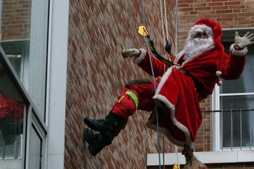 Hamburg: Süße Überraschung für kranke Kinder: Nikolaus klettert von UKE