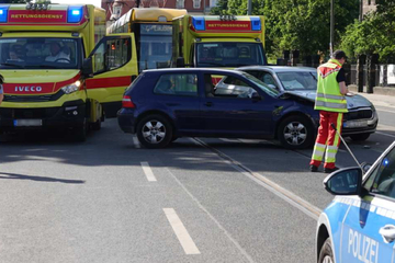 Crash in Striesen: Zwei Verletzte nach Kollision zwischen VW und Skoda