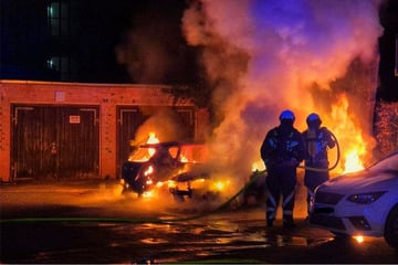 Autobrand reißt Anwohner aus dem Schlaf: War hier ein Feuerteufel am Werk?
