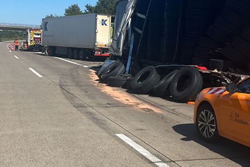 Unfall A14: Auffahrunfall auf A14: Lkw-Reifen blockieren Fahrbahn!