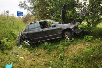 Schwerer Unfall Auf A36: Skoda Kracht Durch Zaun, Fahrerin Schwer Verletzt!