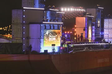 Tausende feiern ZDF-Silvestershow im Hamburger Hafen