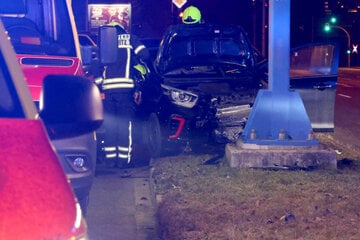 Heftiger Unfall in Chemnitz: Kia kracht gegen Pfeiler