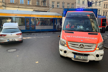 Car rushes into the tram on Jahnallee: two small children injured in an accident