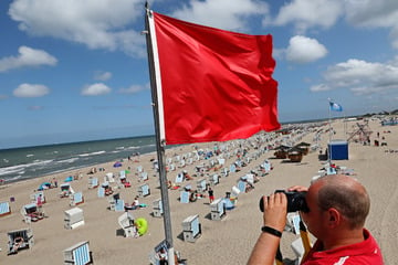 Elfjähriger aus Sachsen geht bei roter Flagge in die Ostsee und droht zu ertrinken