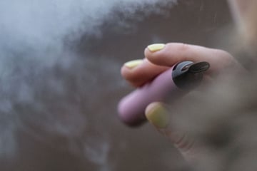 Jugendlicher zieht an E-Zigarette und wird bewusstlos