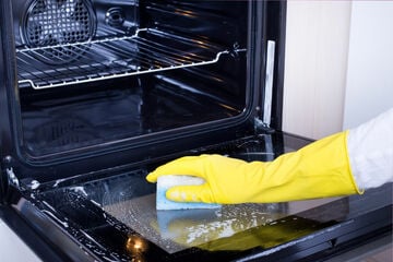 Backofen reinigen: Mit diesen Hausmitteln sieht Euer Ofen aus wie neu