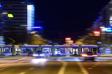 Betrunken, halbnackt und übergriffig: Mann belästigt Straßenbahn-Fahrerin