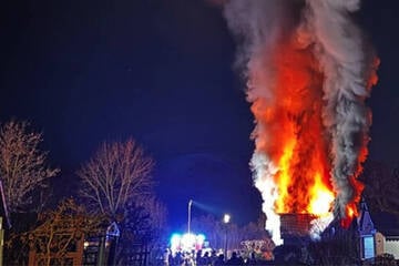 Berlin: Meterhohe Flammen in der Nacht: Blech-Laube fackelt in Berlin ab