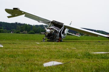 Ultraleichtflugzeug stürzt auf Wiese: Pilot und Copilotin schwer verletzt