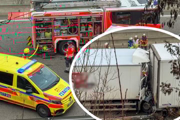 Unfall A8: Lkw-Crash auf A8: Feuerwehr holt Fahrer aus zerdrücktem Führerhaus