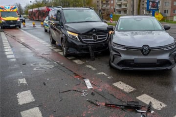 Leipzig: Kreuzungscrash im Leipziger Norden: Kleinbus und Renault krachen zusammen