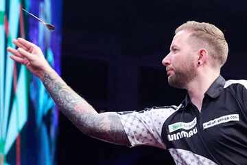 Darts-Star übergibt sich fünfmal und wirft trotzdem Neuner: "Wollte so schnell wie möglich gewinnen"
