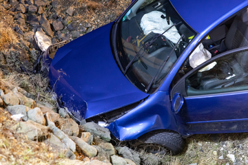 Unfall A71: Junge VW-Fahrerin rutscht bei Glätte von der A71: Lkw-Fahrer wird zum Held