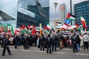 "Hände Weg vom Iran": Hunderte gehen gegen USA und Israel auf die Straße