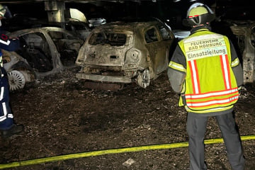 36 Autos brennen in Parkhaus: Polizei nimmt Tatverdächtigen fest
