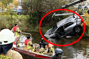 Kurioser Unfall: Mit drei Personen besetztes Auto landet beim Einparken im Fluss