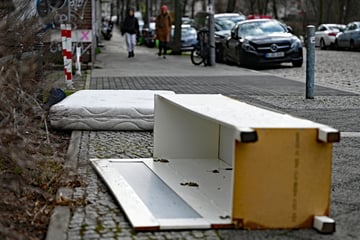 Randale in Torgau: Mann bewirft unter Drogen Autos mit seinen Möbeln