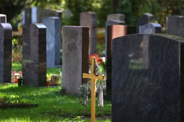 Während andere zum Gottesdienst gehen: Mann bedroht Menschen am Sonntagmorgen auf Friedhof