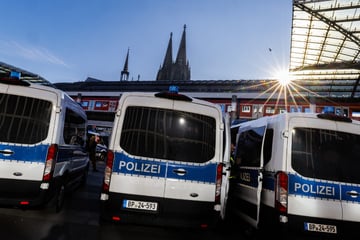 Schalke und BVB-Fans gehen aufeinander los, Polizei zückt Schlagstöcke und Pfefferspray