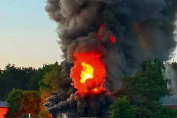 Riesige Rauchwolke: Lagerhalle bei Brück abgefackelt, Polizei sucht Zeugen