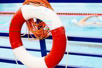 Allein im Becken: Frau rettet Dreijährigen im Freibad