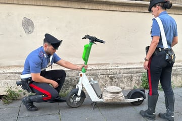 Skurrile Aktion: Deutscher Touri fährt mit antikem Säulensockel auf E-Roller durch Rom