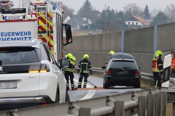Crash auf Bundesstraße in Chemnitz: VW kracht gegen Leitplanke