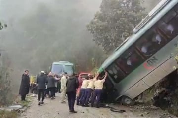 Unglück bei weltbekannter Sehenswürdigkeit: Touristen-Bus stürzt Abhang herunter