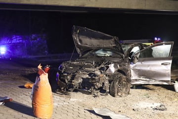 Kurz abgelenkt: Auto überschlägt sich auf B10 und stürzt Brücke hinab