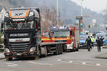 Lkw erfasst Radfahrerin und schleift sie mehrere Meter mit