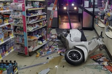 Versehentlich Gasgriff berührt: Vierjährige donnert durch Supermarkt