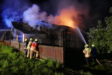 Feuerschein weit zu sehen: Historisches Wohnhaus brennt komplett ab!