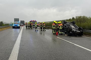 Unfall A38: Aquaplaning auf A38: VW-Fahrer überschlägt sich, Vollsperrung Richtung Leipzig