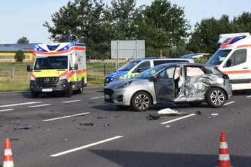 Transporter flüchtet nach schwerem Kreuzungscrash: Polizei sucht Zeugen