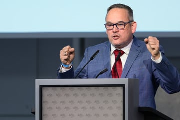 Brisantes Foto aufgetaucht: AfD-Landeschef zeigt stolz Hitlergruß