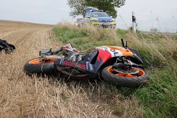 Motorrad-Unglück in Sachsen: Maschine landet auf dem Feld