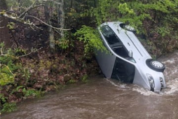 Rentner kracht mit VW in Fluss: Aufmerksamer Ersthelfer greift sofort ein