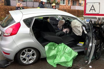 Reifen platzt, Fahrerin verliert Kontrolle: Ford kracht in Lkw