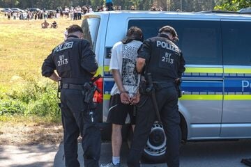Böller auf Polizeipferde: Gewalt bei "Schanzenfest" rund um YouTuber "Drachenlord"