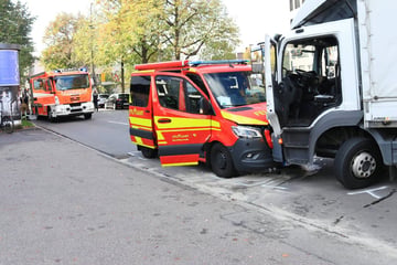 Stuttgart: Crash auf dem Weg zum Notfall: Zwei Feuerwehrleute verletzt, 260.000 Euro Schaden
