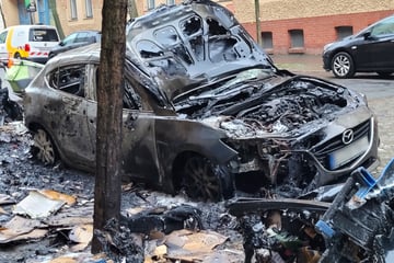 Leipzig: Fackelnde Papiertonnen setzen Mazda in Brand: Zündler in Stötteritz unterwegs?