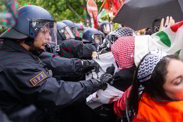 Palästina-Gedenktag-Demo eskaliert: Polizist in Menge gezogen und niedergetrampelt