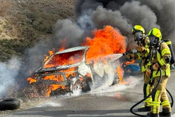 Unfall A72: Sperrung auf der A72: Opel verunglückt und geht in Flammen auf