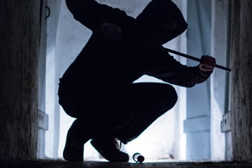 Raubüberfall in der Nacht: Frau hört Geräusche, geht nachsehen - und wird attackiert!