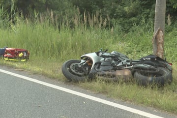 Motorradfahrer kracht gegen zwei Bäume: 24-Jähriger in Lebensgefahr