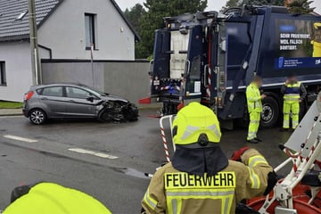 Ford kracht gegen Müllauto: Langer Stau auf Bundesstraße