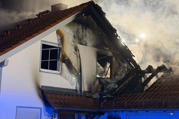 Nächtliches Feuer wütet in Dachstuhl: Haus nun unbewohnbar