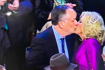 Kuss von Jill Biden und Ehemann von Kamala Harris sorgt für Aufregung