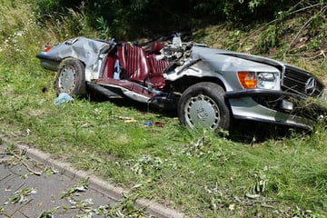 Unfall A44: Mercedes-Oldtimer kracht nach Kollision auf A44 gegen Baum: Beifahrerin tot!